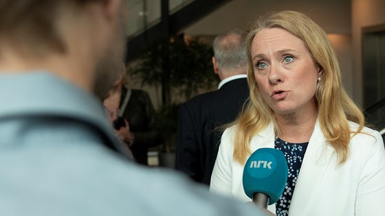 Anniken Hauglie blir intervjuet. NRK-mikrofon i forgrunnen.