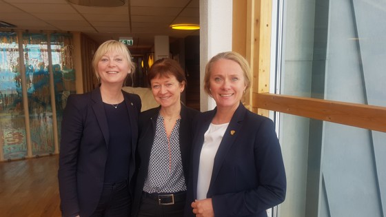 Direktør i Arbeidstilsynet, Trude Vollheim, Sysselmann Kjerstin Askholt og arbeids- og sosialminister Anniken Hauglie. 