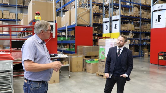 Arbeids- og sosialministeren møter Torbjørn Skalleberg, daglig leder ved leketøysbutikken Lekekassen.