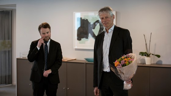 Torbjørn Røe Isaksen til venstre og Hans Christian Holte til høyre. Holte med blomsterbukett i hånda.