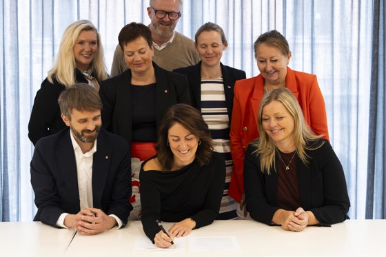 Regjeringsmedlemmer sammen med partene i arbeidslivet, som i dag signerte en intensjonsavtale som skal sikre framtidens helsepersonell