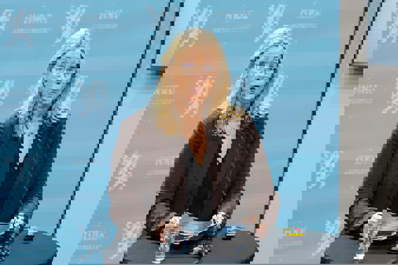 Arbeids- og inkluderingsminister Kjersti Stenseng som innleder første del av kommunemøte