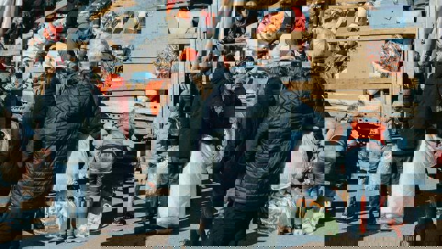 Flyktninger som henter bagasjen sin fra en lastebil