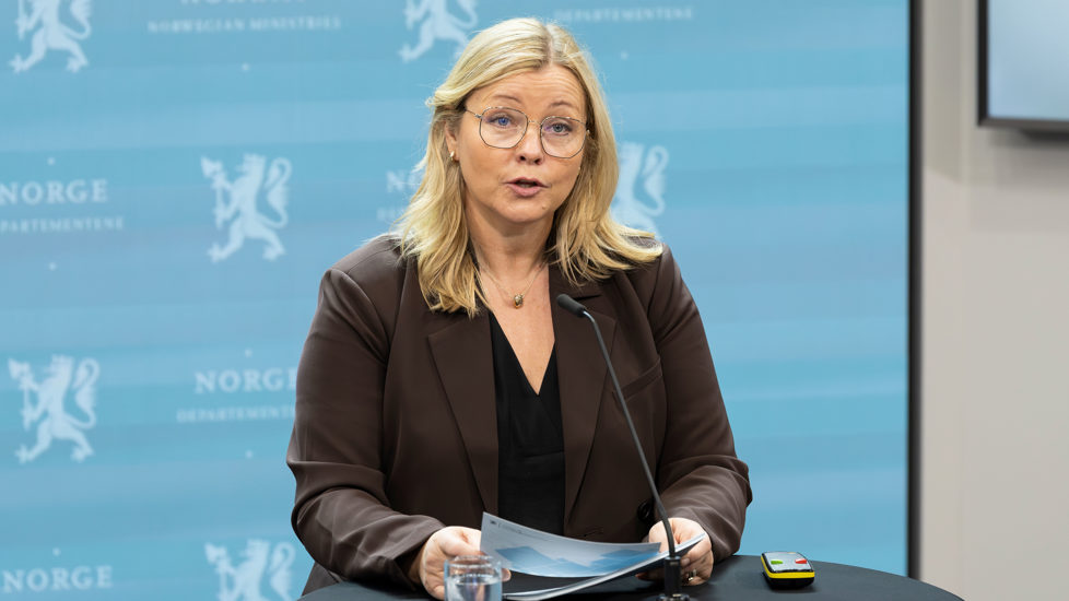 Statsråd Kjersti Stenseng som taler under et kommunmøte om flyktningsituasjonen i Noreg