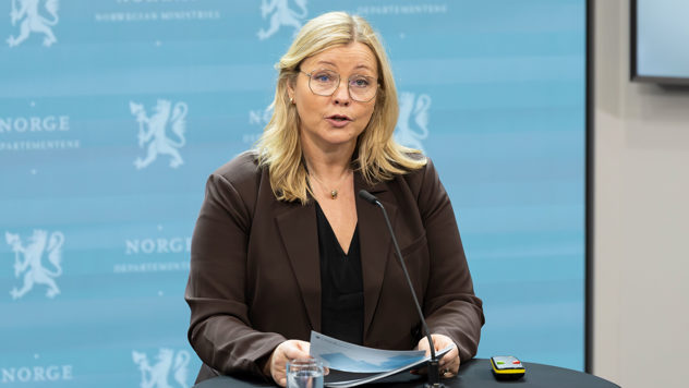 Statsråd Kjersti Stenseng som taler under et kommunmøte om flyktningsituasjonen i Noreg