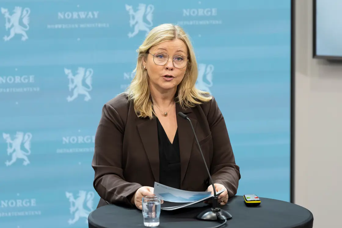 Statsråd Kjersti Stenseng som taler under et kommunmøte om flyktningsituasjonen i Noreg