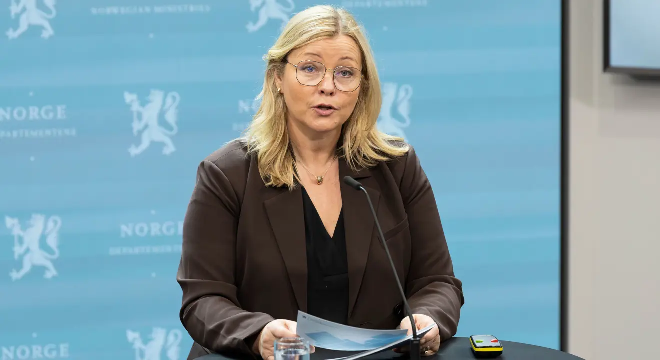 Statsråd Kjersti Stenseng som taler under et kommunmøte om flyktningsituasjonen i Noreg