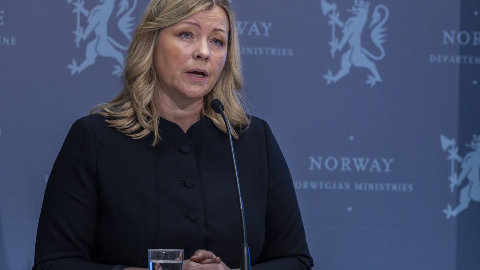 Statsråd Kjersti Stenseng på talarstolen under en pressekonferanse om aktivitetsplikt og kutt i ytelser for å få flere flyktninger i jobb