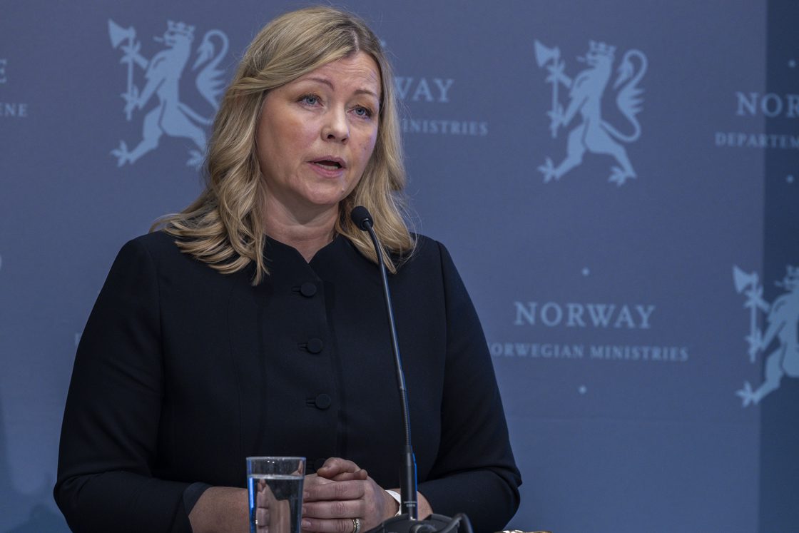 Statsråd Kjersti Stenseng på talarstolen under en pressekonferanse om aktivitetsplikt og kutt i ytelser for å få flere flyktninger i jobb