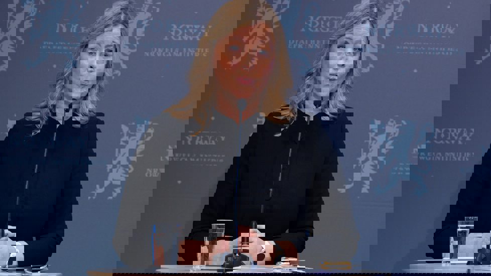 Statsråd Kjersti Stenseng på talarstolen under en pressekonferanse om aktivitetsplikt og kutt i ytelser for å få flere flyktninger i jobb