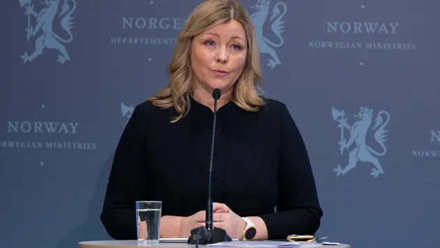 Statsråd Kjersti Stenseng på talarstolen under en pressekonferanse om aktivitetsplikt og kutt i ytelser for å få flere flyktninger i jobb