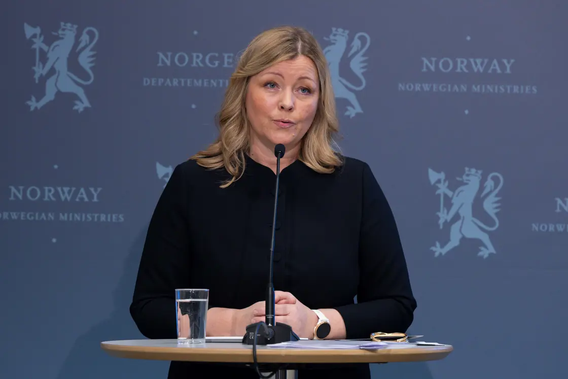 Statsråd Kjersti Stenseng på talarstolen under en pressekonferanse om aktivitetsplikt og kutt i ytelser for å få flere flyktninger i jobb