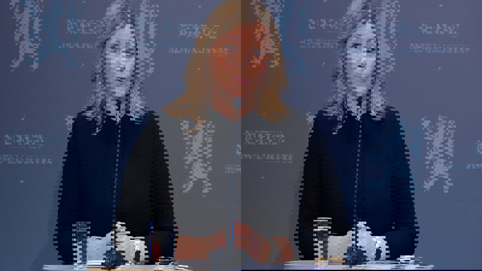 Statsråd Kjersti Stenseng på talarstolen under en pressekonferanse om aktivitetsplikt og kutt i ytelser for å få flere flyktninger i jobb