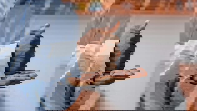 En person som utøver tolking