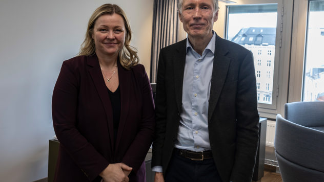 Arbeids- og inkluderingsminister Kjersti Stenseng saman med leiar av ekspertutvalet Frode Forfang