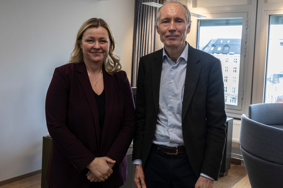 Arbeids- og inkluderingsminister Kjersti Stenseng saman med leiar av ekspertutvalet Frode Forfang