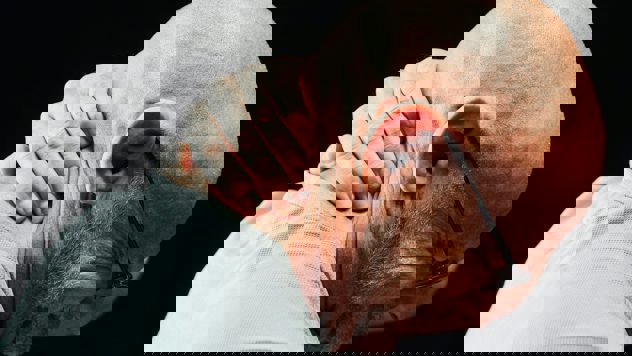 Bilde av en mann med vond nakke.