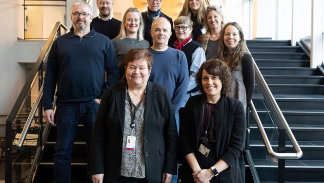 Statssekretær Line Eldring i Arbeids- og inkluderingsdepartementet og statssekretær Anette Stegegjerdet Norberg i Landbruks- og matdepartementet. Her saman med medlemmar frå følgjande organisasjonar: Fellesforbundet, NHO Mat og Drikke, Norges Bondelag, Norsk Bonde- og Småbrukarlag, Norsk Gartnerforbund, Norske Landbrukstenester, Norsk Landbruksrådgivning og Stiftelsen Norsk Mat.