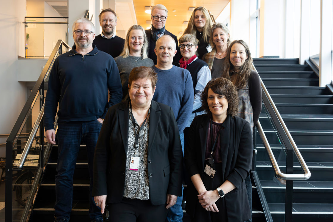 Statssekretær Line Eldring i Arbeids- og inkluderingsdepartementet og statssekretær Anette Stegegjerdet Norberg i Landbruks- og matdepartementet. Her saman med medlemmar frå følgjande organisasjonar: Fellesforbundet, NHO Mat og Drikke, Norges Bondelag, Norsk Bonde- og Småbrukarlag, Norsk Gartnerforbund, Norske Landbrukstenester, Norsk Landbruksrådgivning og Stiftelsen Norsk Mat.