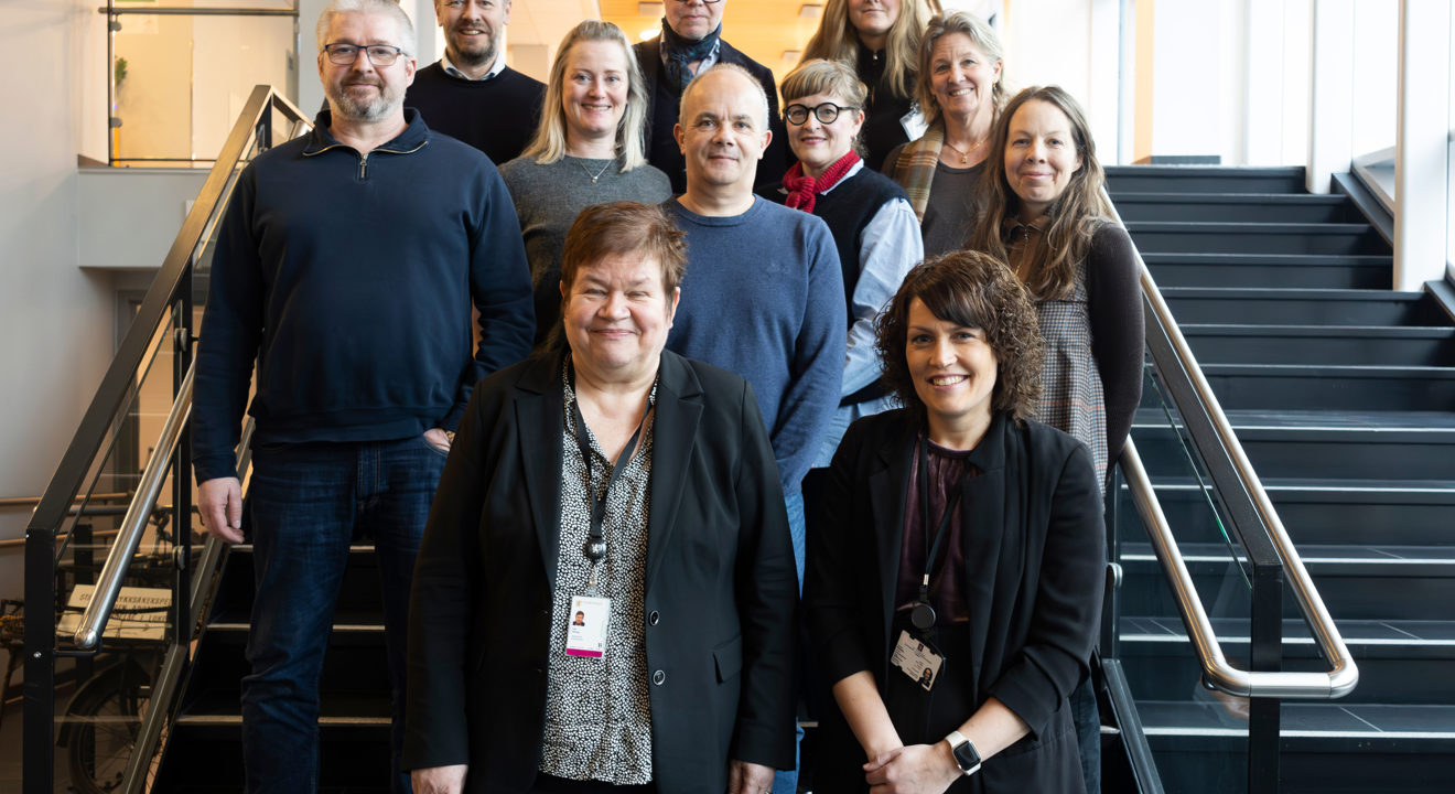 Statssekretær Line Eldring i Arbeids- og inkluderingsdepartementet og statssekretær Anette Stegegjerdet Norberg i Landbruks- og matdepartementet. Her saman med medlemmar frå følgjande organisasjonar: Fellesforbundet, NHO Mat og Drikke, Norges Bondelag, Norsk Bonde- og Småbrukarlag, Norsk Gartnerforbund, Norske Landbrukstenester, Norsk Landbruksrådgivning og Stiftelsen Norsk Mat.