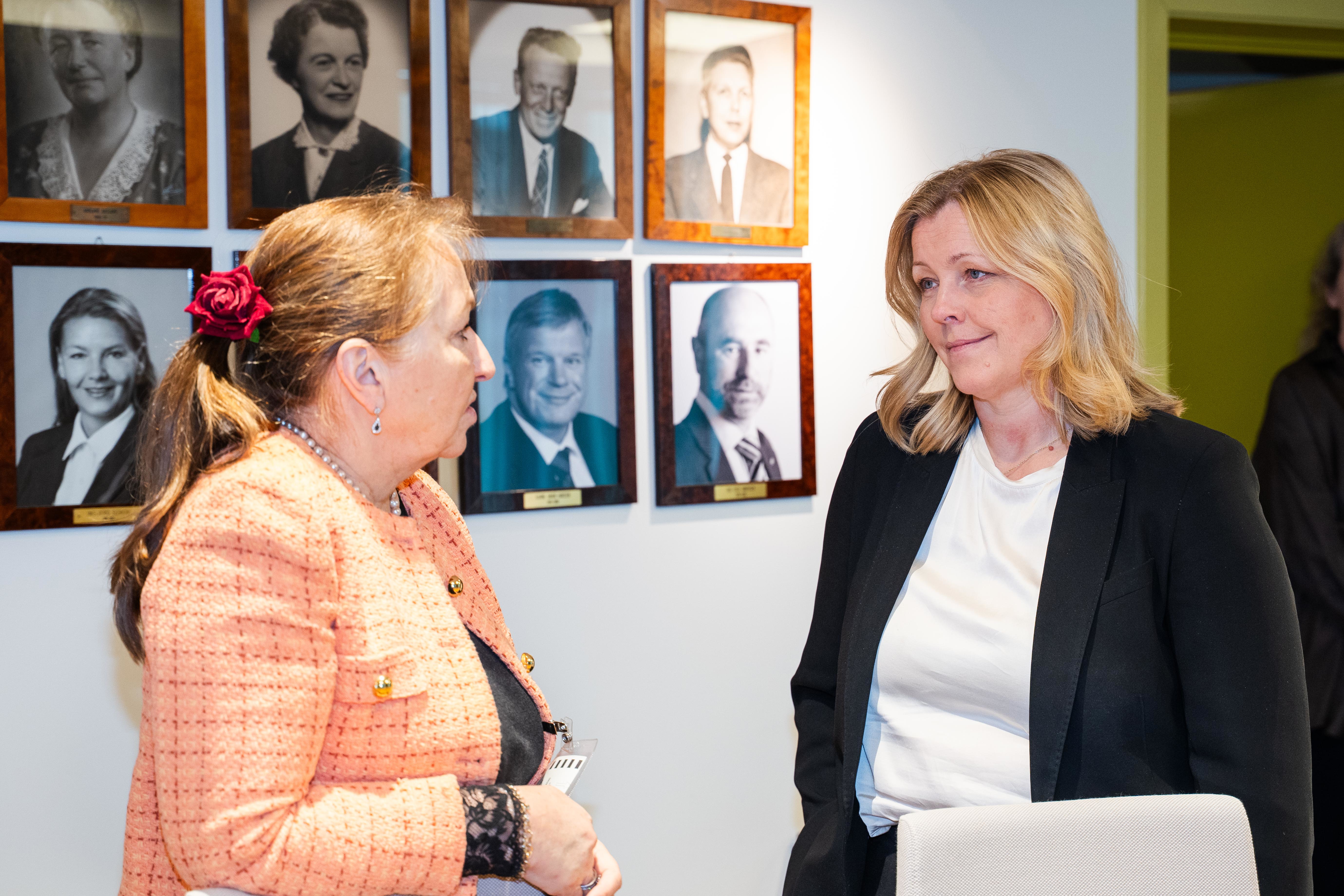 Styreleder i KS Gunn Marit Helgesen og arbeids- og inkluderingsminister Kjersti Stenseng under signering av ny avtale for bosetting og mottak av flyktninger i Norge.