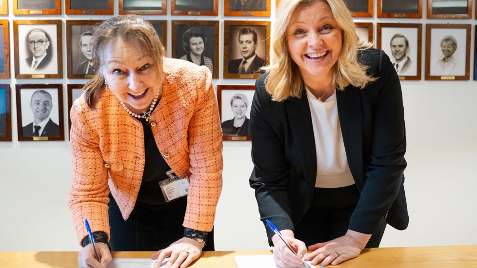 Styreleder i KS Gunn Marit Helgesen og arbeids- og inkluderingsminister Kjersti Stenseng under signering av ny avtale for bosetting og mottak av flyktninger i Norge.