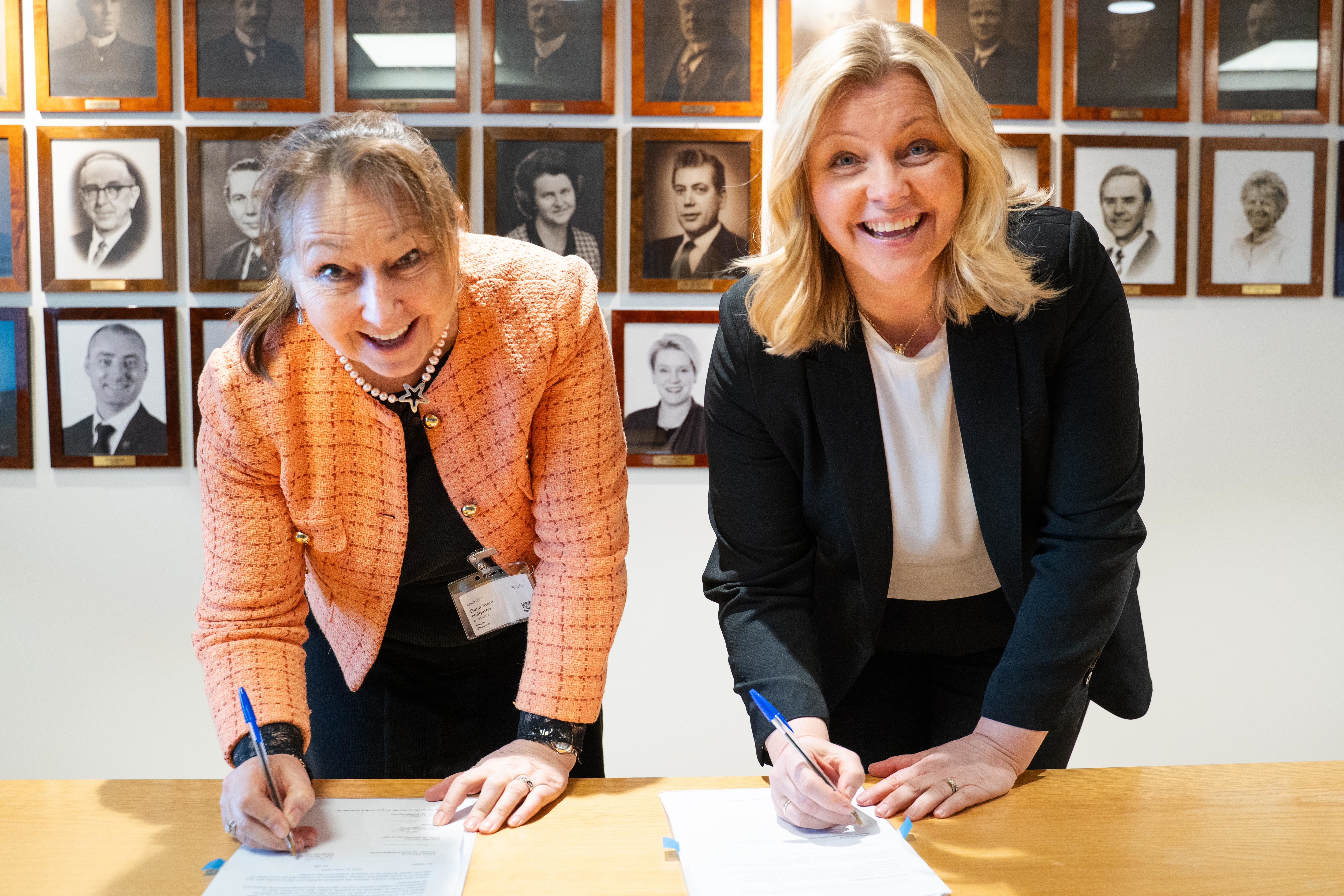 Styreleder i KS Gunn Marit Helgesen og arbeids- og inkluderingsminister Kjersti Stenseng under signering av ny avtale for bosetting og mottak av flyktninger i Norge.