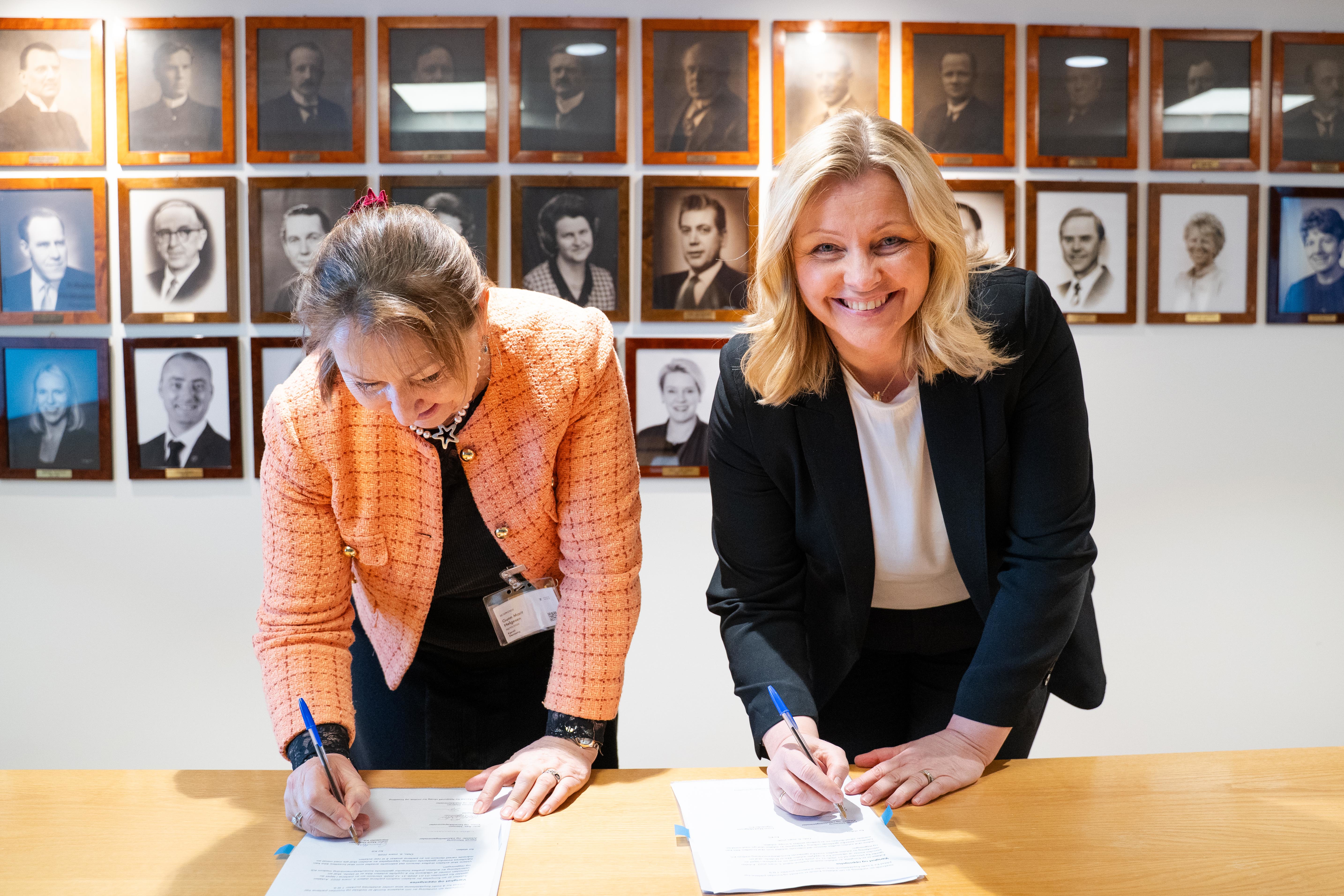 Styreleder i KS Gunn Marit Helgesen og arbeids- og inkluderingsminister Kjersti Stenseng under signering av ny avtale for bosetting og mottak av flyktninger i Norge.