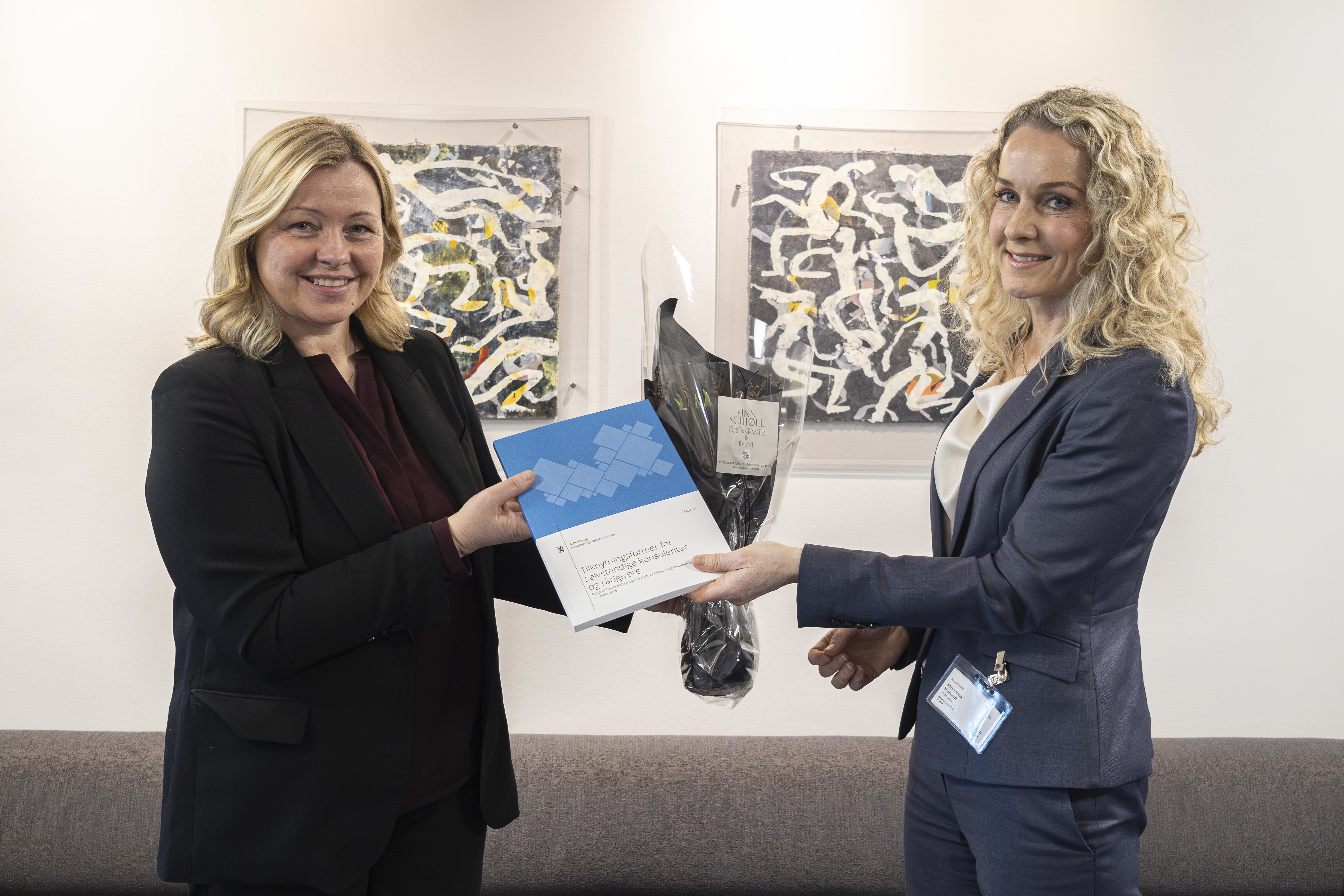 Arbeids- og inkluderingsminister Kjersti Stenseng som overrekker blomster til lederen av arbeidsgruppa Marianne Jenum Hotvedt