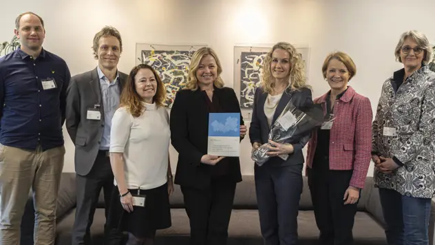 Arbeids- og inkluderingsminister Kjersti Stenseng, her sammen med arbeidsgruppa som har arbeidet med rapporten om tilknytningsformer for selvstendige konsulenter og rådgivere.