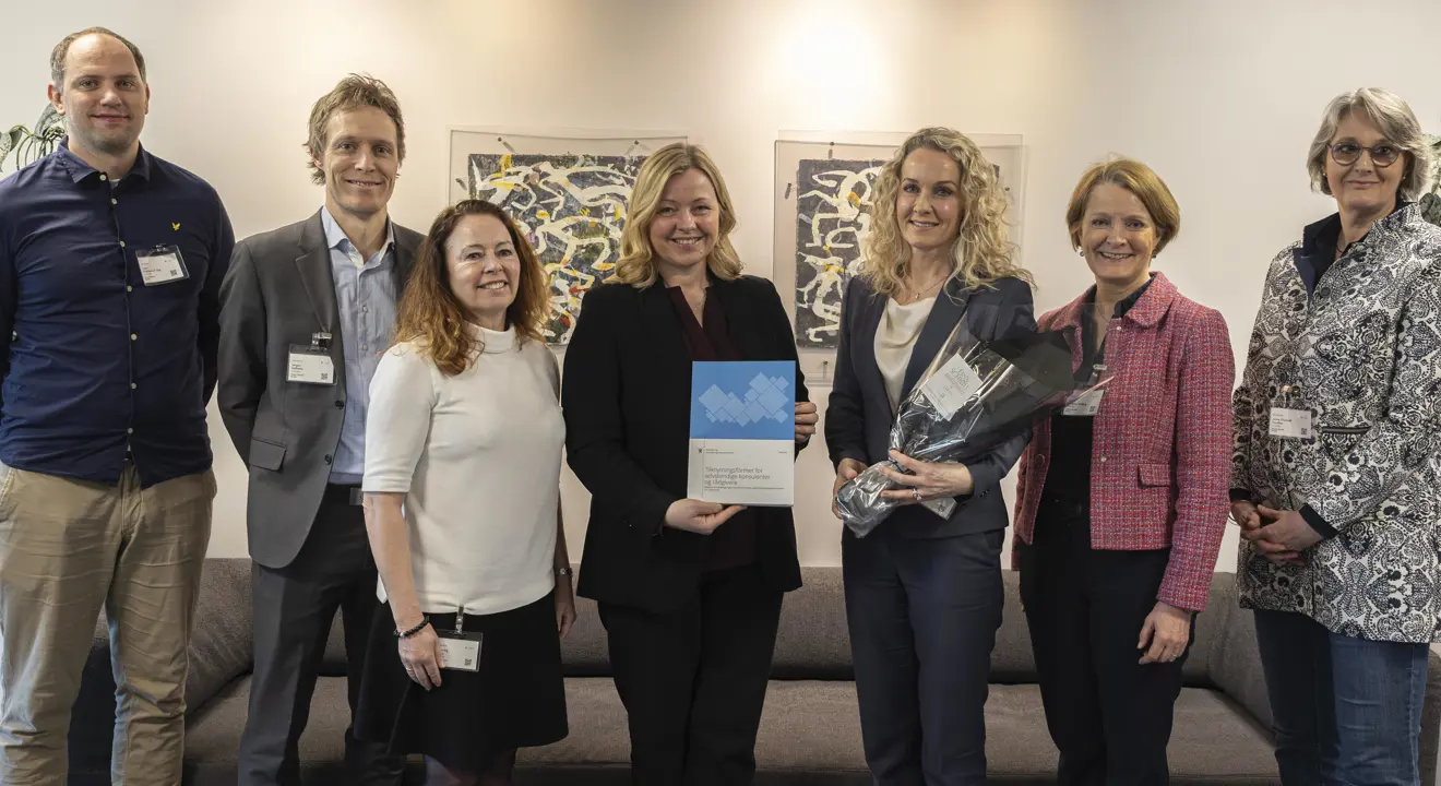 Arbeids- og inkluderingsminister Kjersti Stenseng, her sammen med arbeidsgruppa som har arbeidet med rapporten om tilknytningsformer for selvstendige konsulenter og rådgivere.