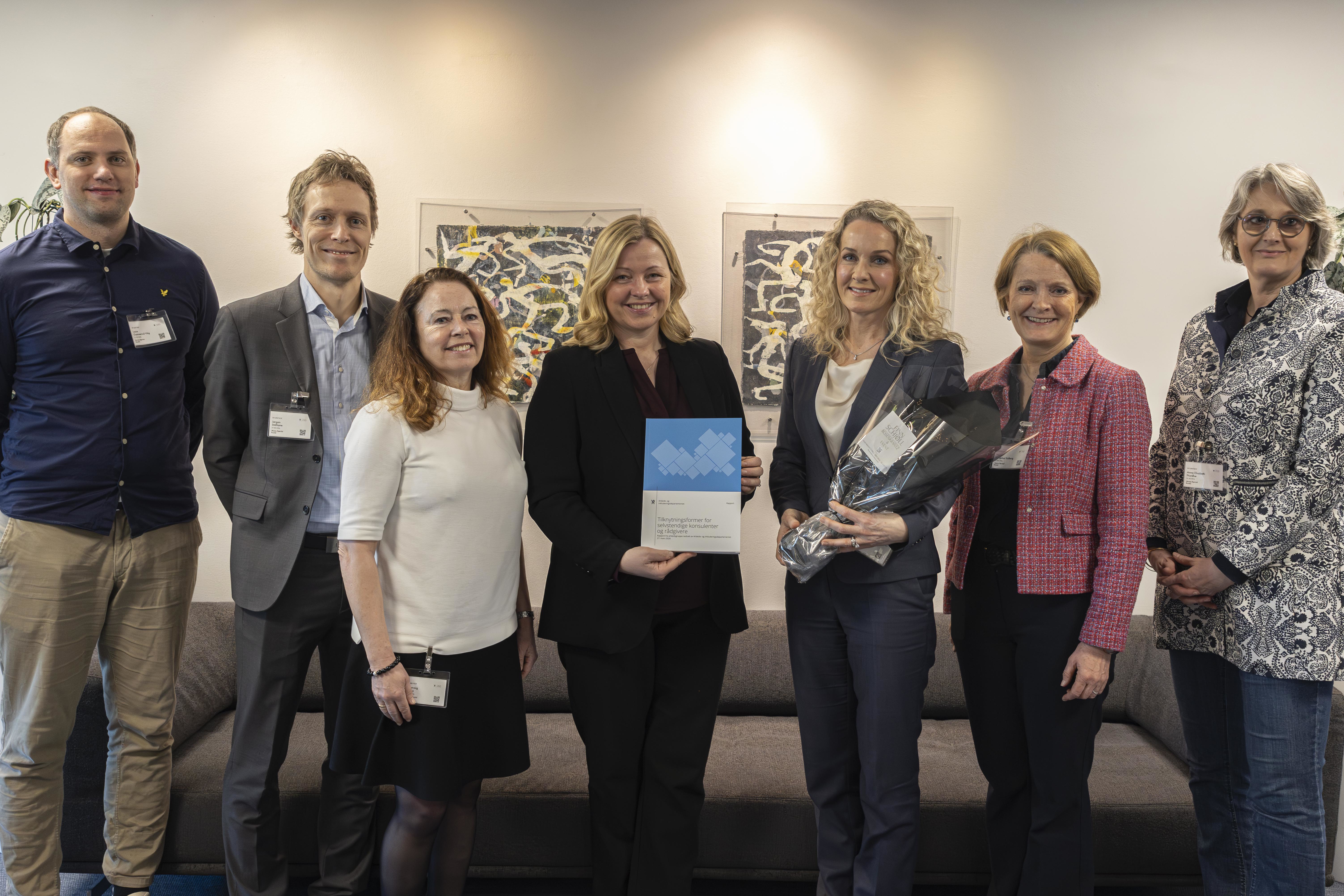 Arbeids- og inkluderingsminister Kjersti Stenseng, her sammen med arbeidsgruppa som har arbeidet med rapporten om tilknytningsformer for selvstendige konsulenter og rådgivere.