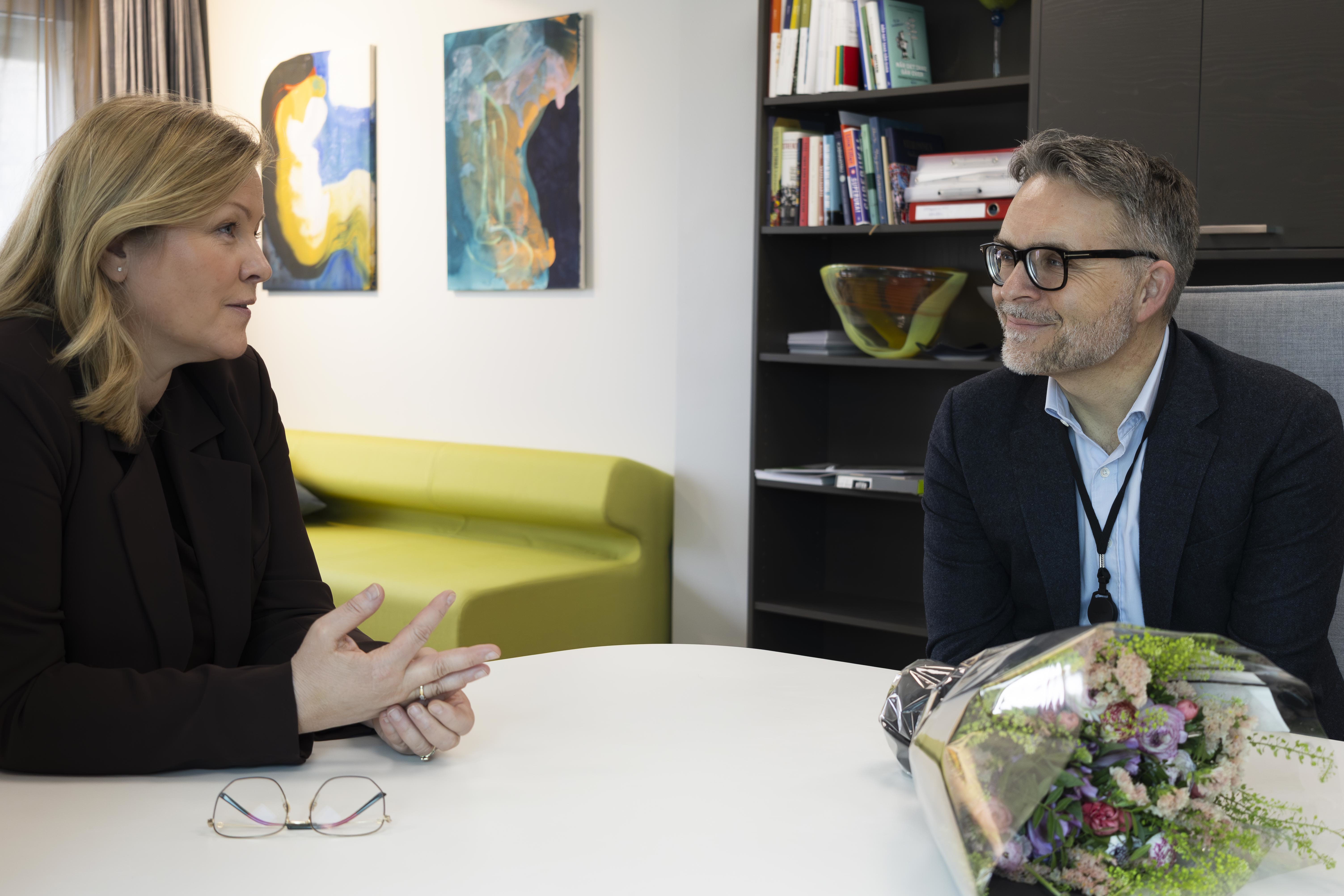 Thomas Laurendz Bornø er innstilt som ny leiar av Trygderetten. Her på bilete saman med arbeids- og inkluderingsminister Kjersti Stenseng.