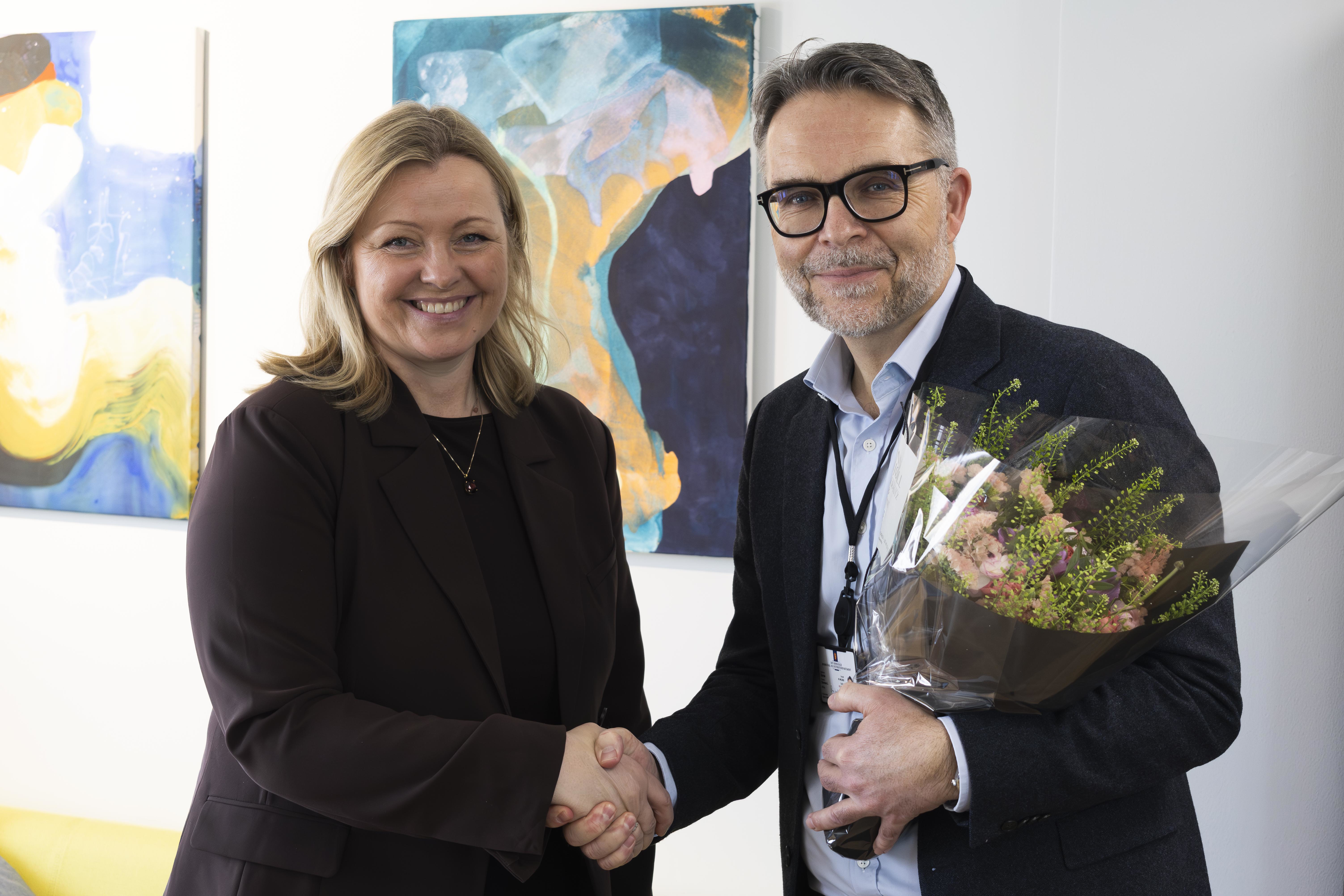 Thomas Laurendz Bornø er innstilt som ny leiar av Trygderetten. Her på bilete saman med arbeids- og inkluderingsminister Kjersti Stenseng.