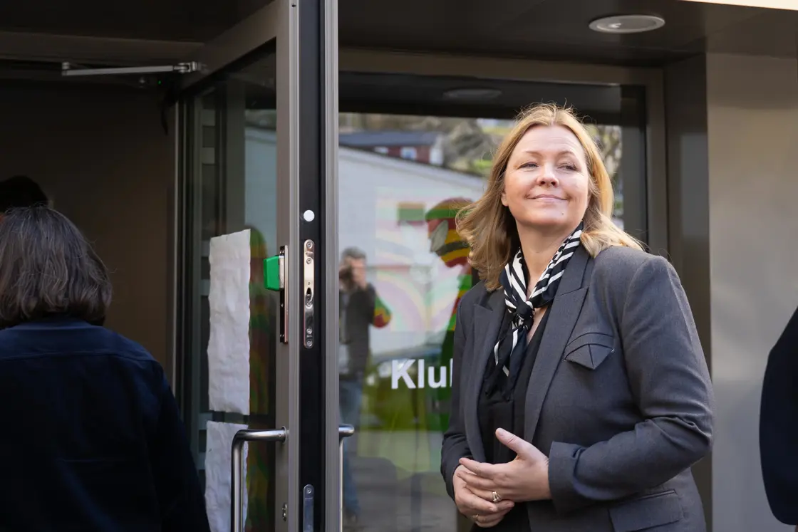 Statsråd Kjersti Stenseng på vei inn i et lokale i Bergen.