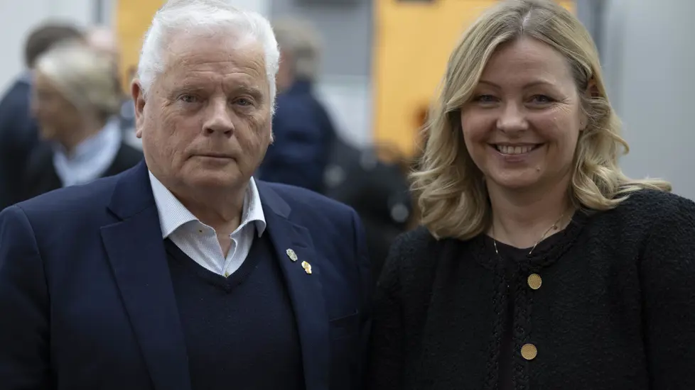Fv. Leder av Pensjonistforbundet Jan Davidsen og arbeids- og inkluderingsminister Kjersti Stenseng.