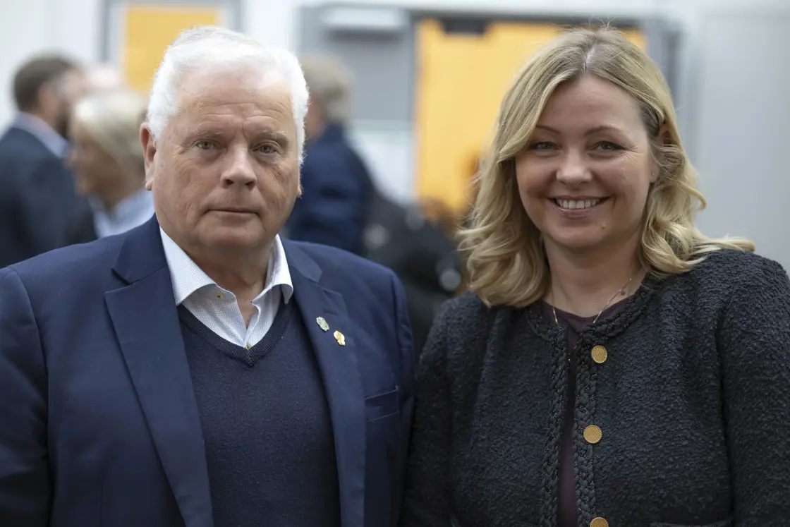 Fv. Leder av Pensjonistforbundet Jan Davidsen og arbeids- og inkluderingsminister Kjersti Stenseng.