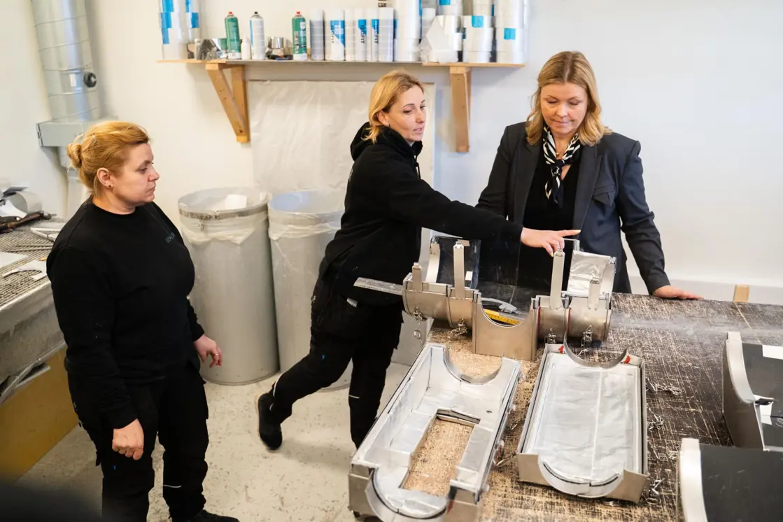 Arbeids- og inkluderingsminister Kjersti Stenseng (til høyre), sammen med to ukrainske damer inne på et verksted.