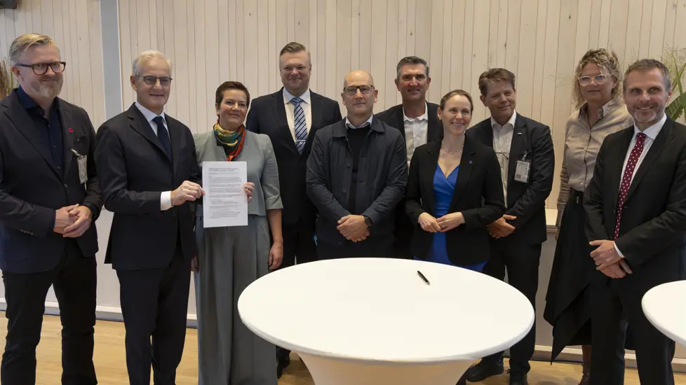 Regjeringen og partene i arbeidslivet inngår KI-avtale