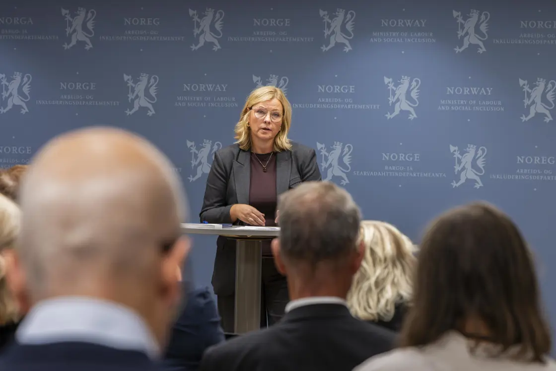 Arbeids- og inkluderingsminister Kjersti Stenseng under overlevering av rapport om overtid for deltidsansatte i Arbeids- og inkluderingsdepartementets lokaler.