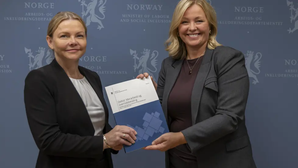 Arbeidsgruppens leder Anette Hemmingby overrekker rapporten til arbeids- og inkluderingsminister Kjersti Stenseng.