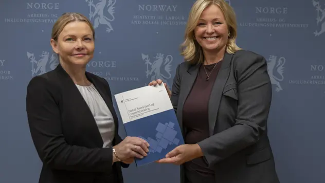 Arbeidsgruppens leder Anette Hemmingby overrekker rapporten til arbeids- og inkluderingsminister Kjersti Stenseng.