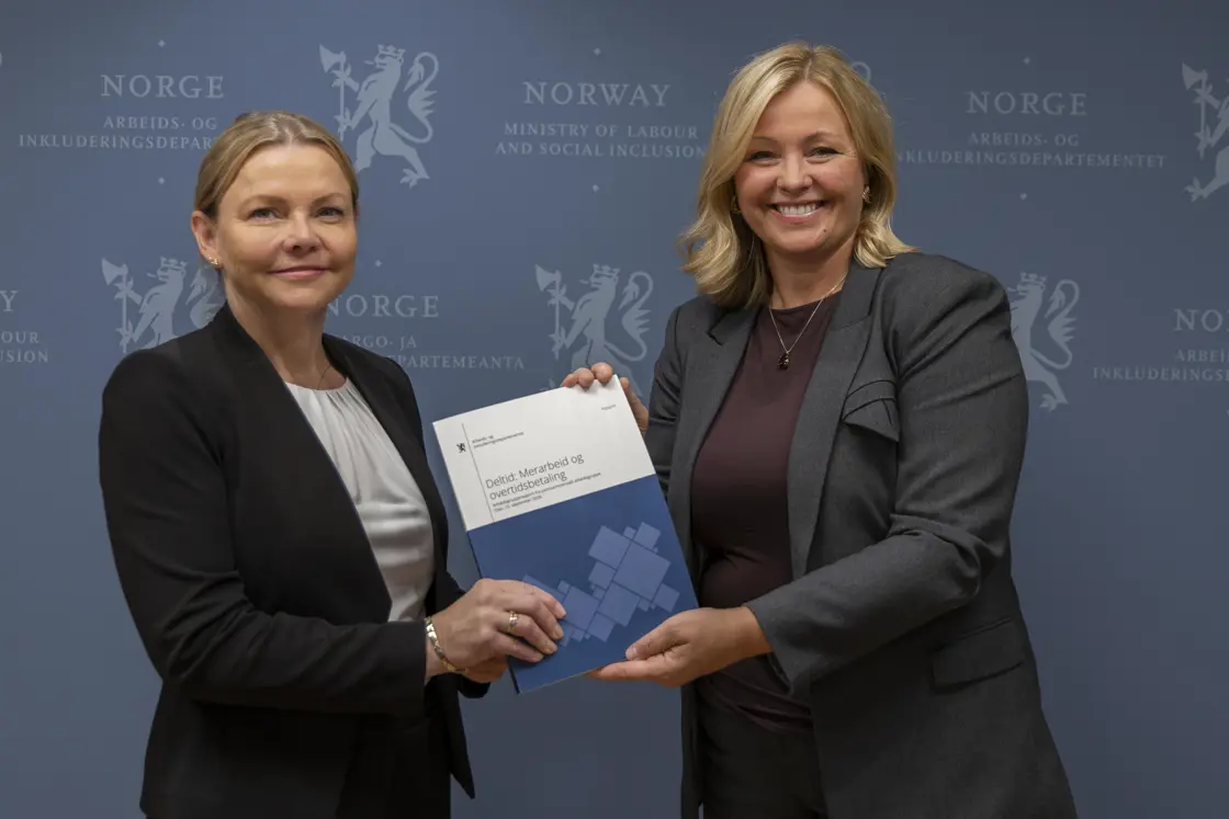 Arbeidsgruppens leder Anette Hemmingby overrekker rapporten til arbeids- og inkluderingsminister Kjersti Stenseng.