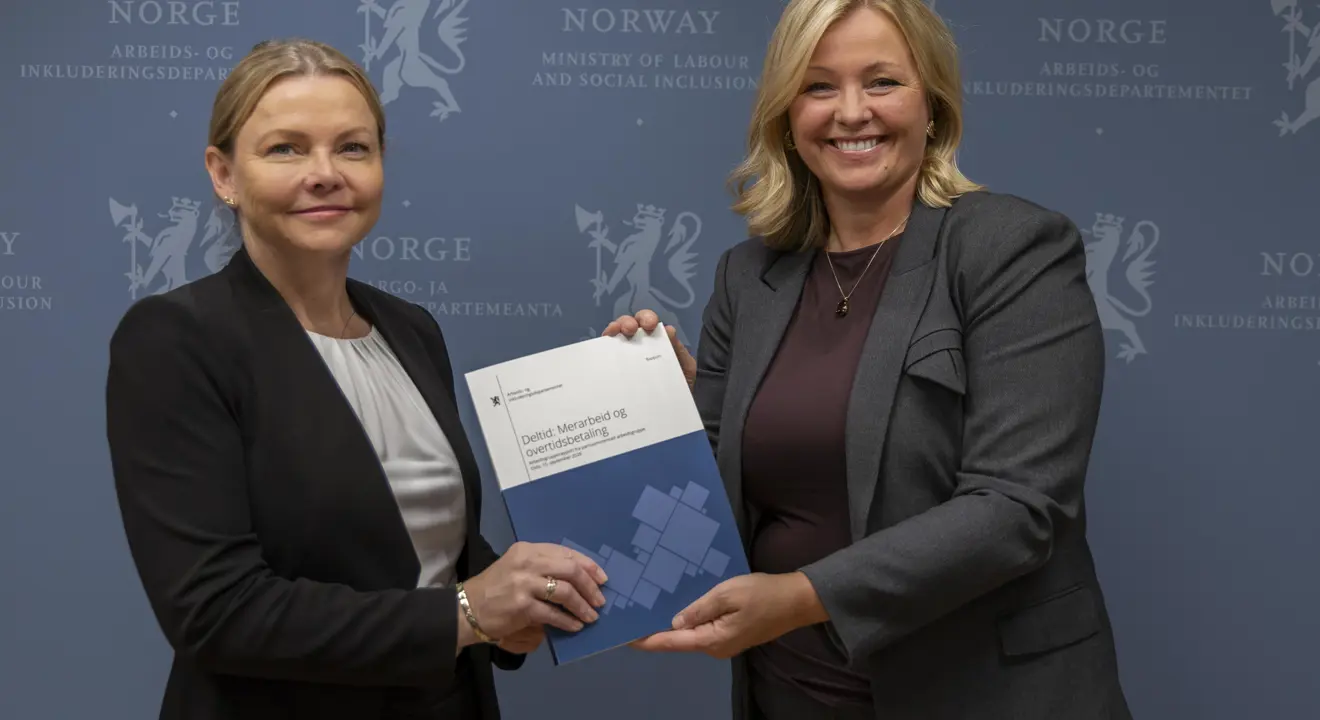 Arbeidsgruppens leder Anette Hemmingby overrekker rapporten til arbeids- og inkluderingsminister Kjersti Stenseng.