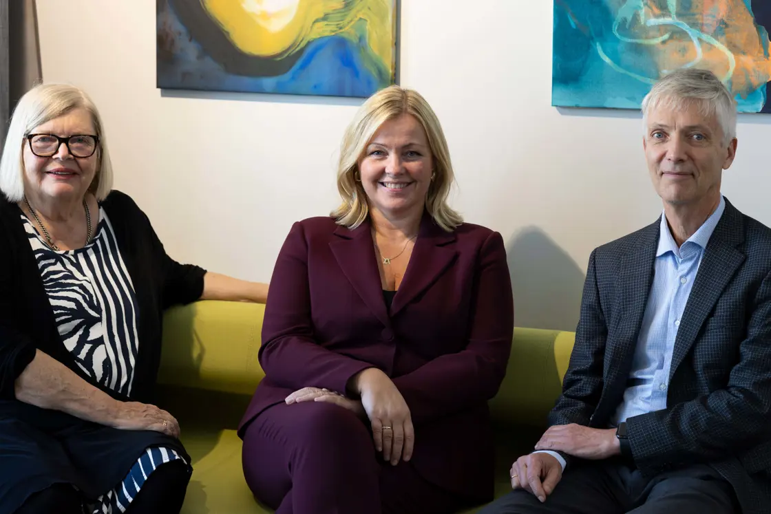 Statsråden Kjersti Stenseng (i midten) sammen med ekspertene som skal utrede kompensasjon for ekstraarbeid for deltidsansatte