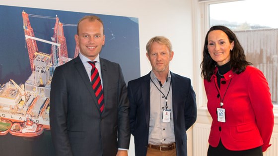 Bilde av Kristian Dahlberg Hauge, administrerende direktør ved Nymo Øyvind Boye og direktør i NAV Aust-Agder Hilde Høynes.