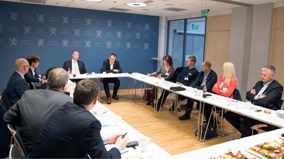 Bilde av statsråd Robert Eriksson i møte med representanter for noen av Norges største kjeder