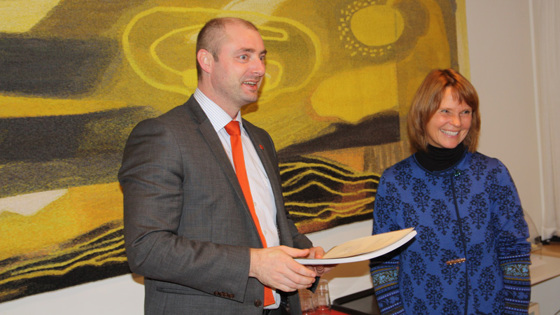 Statsråd Robert Eriksson fikk overlevert utredningen om ny sjømannspensjon fra utvalgets leder, Sissel Rødevand.