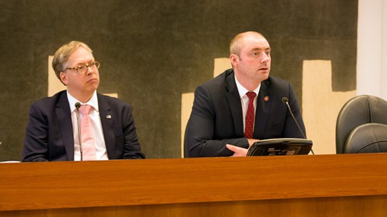 Bilde av arbeids- og sosialminister Robert Eriksson (til høyre) og statssekretær Thor Kleppen Sættem