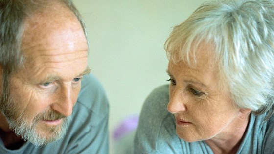 Bilde av et eldre par som snakker sammen. 